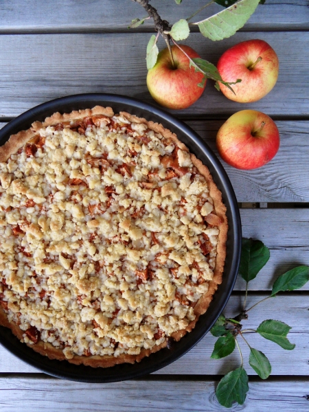 Apple Almond Pie with Crumble